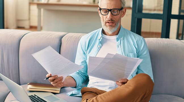 How do you renew your French visitor residence permit as a retiree?